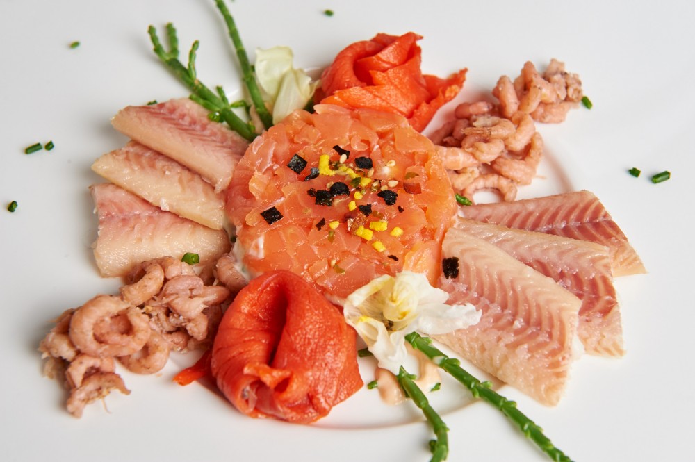 Gerookte paling zalm en garnalen met cocktailsaus